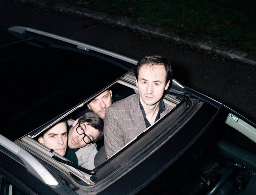 Der Versuch, im Stehen Auto zu fahren, erntet skeptische Blicke der Band © Ingo Pertramer