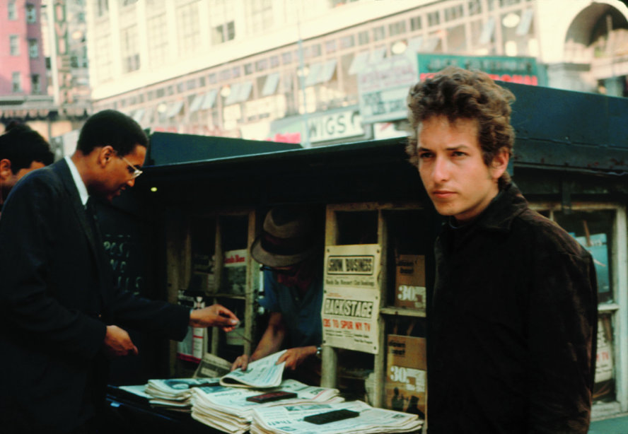 Bob Dylan in seiner frühen, genialischen Phase (Info: Bei Dylan-Konzerten ist Fotografieren nicht gestattet, deswegen bieten wir unseren LeserInnen Preziosen aus der Galerie der Presseaufnahmen) © Sony Music