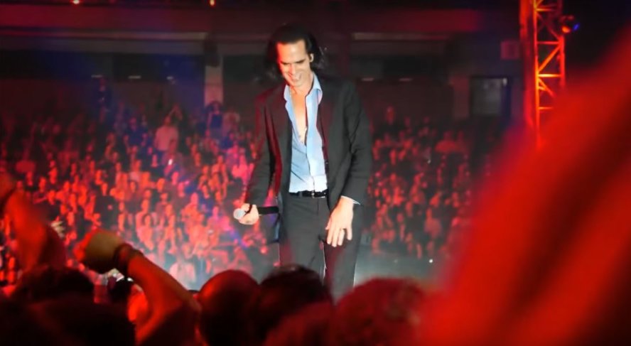 Kann nur leise lächeln: Nick Cave live in Israel 2017 © YouTube