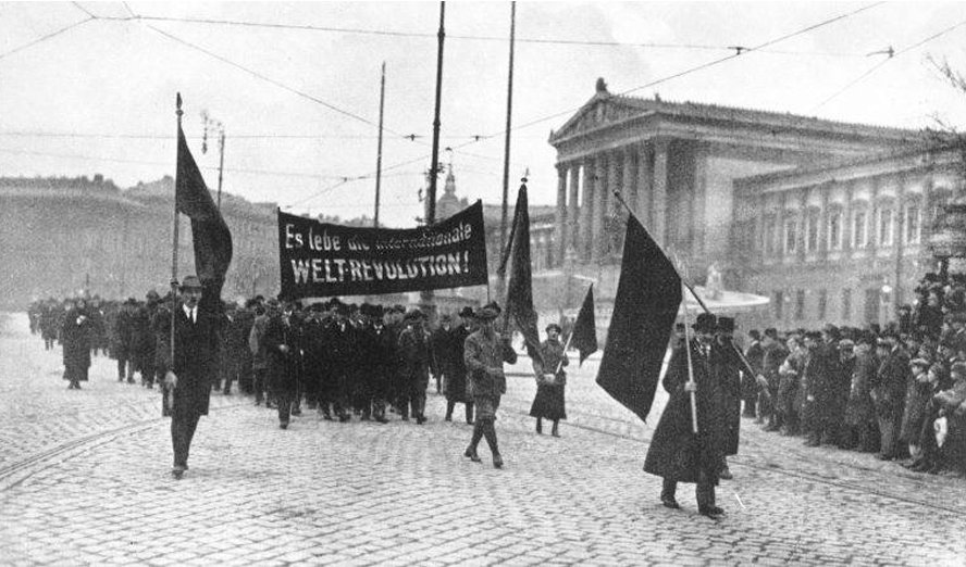 Demonstration vor dem Parlament, November 1918 © ÖNB