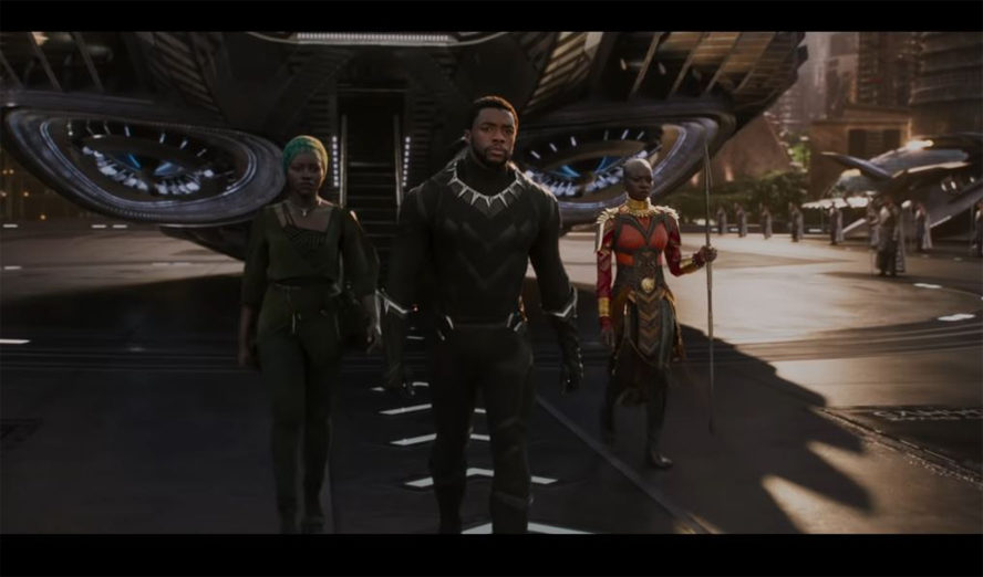 Leicht faschistoider Ethno-Kitsch: Der »Black Panther« verlässt sein Spaceship. © YouTube