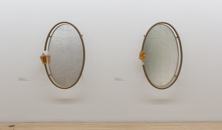 Martin Kippenberger: »Mirror for Hang-Over Bud«, 1990 © Estate of Martin Kippenberger, Galerie Gisela Capitain, Foto: Lenbachhaus