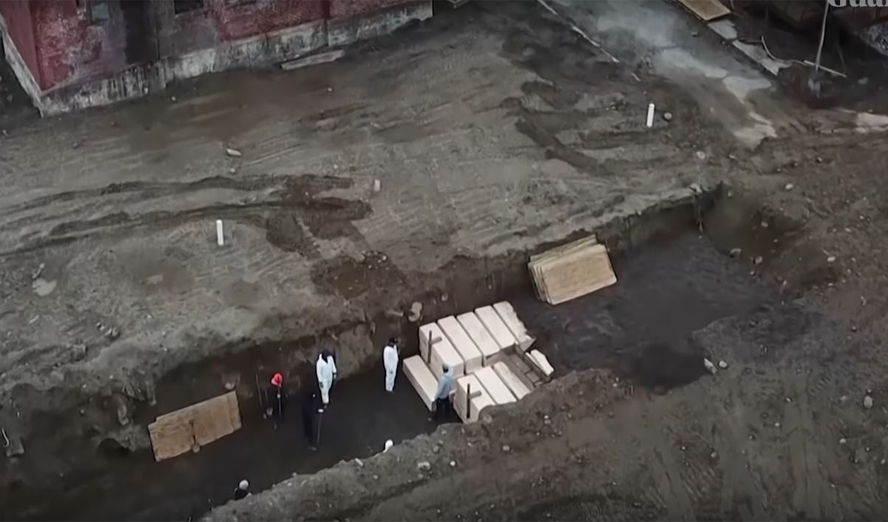 Eine Drohne filmt das Ausheben von Massengräbern in New York © YouTube