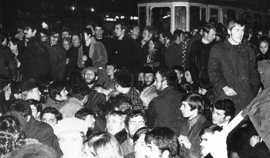Demonstration vor der Oper gegen den Besuch des Schahs von Persien am 20. Jänner 1969 © Franz Naetar
