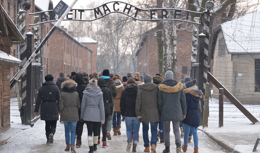 Besucher*innengruppe in Auschwitz I © Foto: Pawel Sawicki/Auschwitz-Birkenau State Museum/Musealia