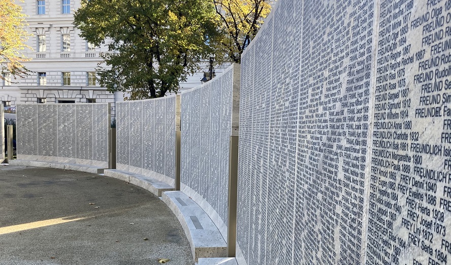 Shoah Wall of Names Memorial © Christian Michelides, Wikimedia Commons, CC BY-SA 4.0