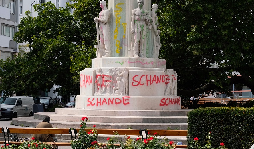 Graffiti auf dem Denkmal des ehemaligen Wiener Bürgermeisters Karl Lueger in Wien in Anspielung auf seine antisemitische Haltung gegenüber dem Judentum, September 2020 © Kasa Fue, Wikimedia Commons, CC BY-SA 4.0