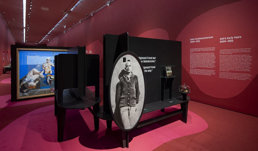 Ausstellungsansicht »Dalí–Freud. Eine Obsession«, Foto: Johannes Stoll / Belvedere, Wien, Ausstellungsarchitektur: Margula Architects