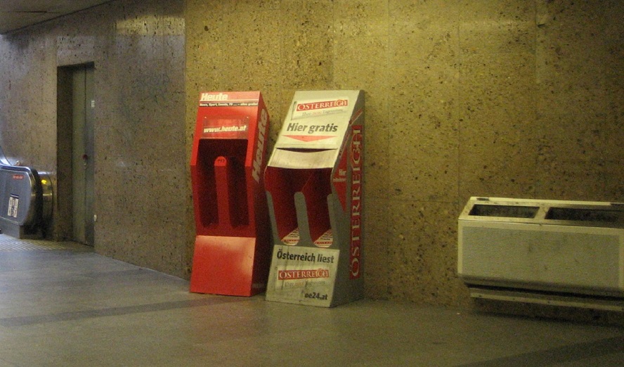 Entnahmeboxen für die Gratiszeitungen »Heute« und »Österreich« in Wiener U-Bahn-Stationen, 2008 © indigotimbre, Wikimedia, CC BY-SA 2.0