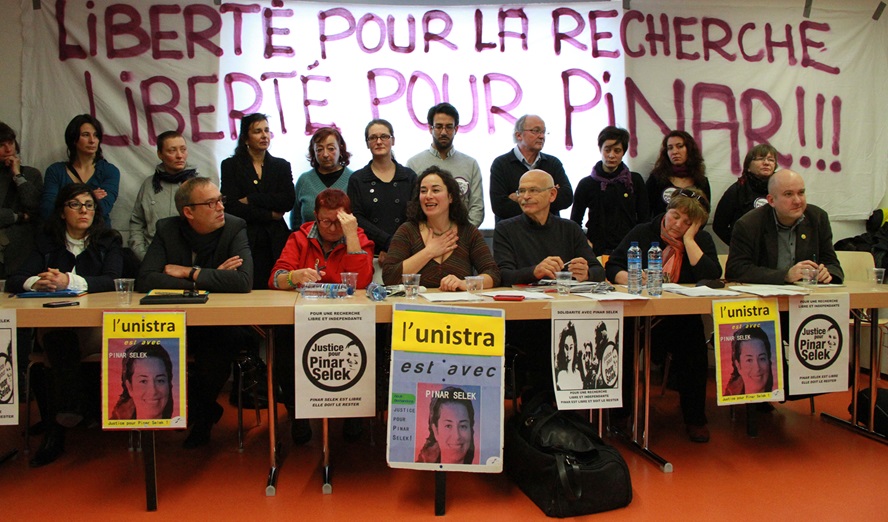 © Pınar Selek (center) at a press conference in Strasbourg on January 25, 2013. The banner reads: »Freedom for research. Freedom for Pınar!!!« © Claude Truong-Ngoc, Wikimedia Commons, CC BY-SA 3.0