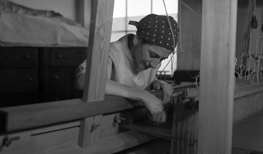 »Anni Albers am Webstuhl«, Black Mountain College, North Carolina, 1937 © Foto: Helen M. Post, Courtesy of the Western Regional Archives, State Archives of North Carolina 