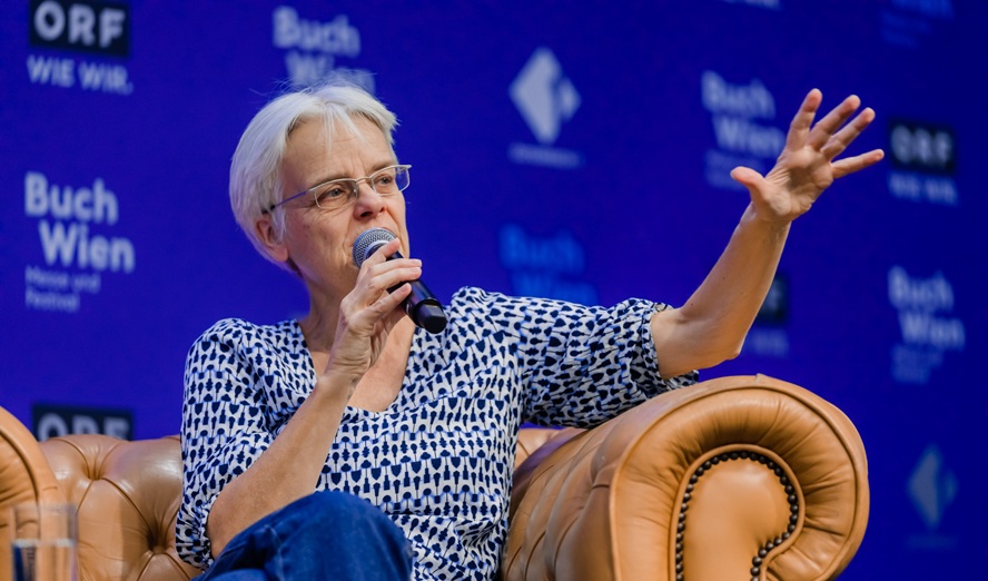 Ulrike Herrmann bei der Buch Wien 2022, © Nicola Montfort, Wikimedia Commons, CC BY-SA 4.0