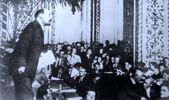 Lenin spricht auf dem III. Kongress der Kommunistischen Internationale, Bild: Wikimedia Commons - State Museum of Political History of Russia