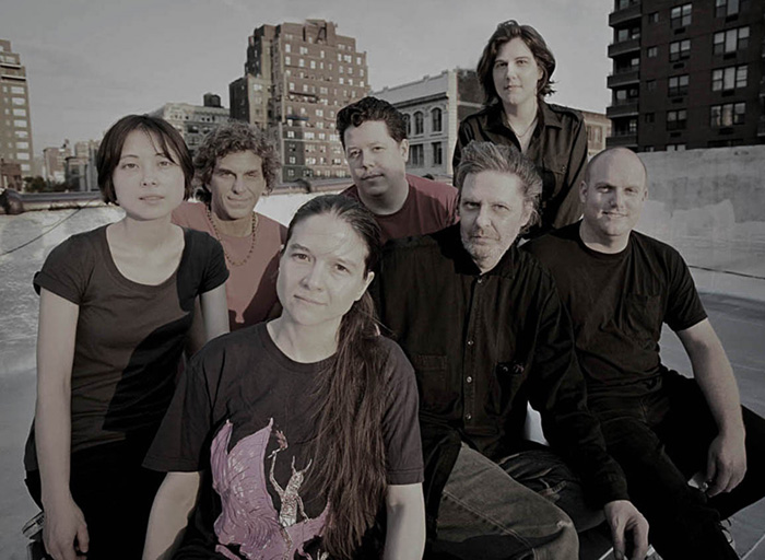 From left to right, guitars: Evelyne Buhler, Eric Hubel, Reg Bloor and Greg McMullen, conductor: Glenn Branca, drummer: Libby Fab, bass: Ryan Walsh; foto by Tony Cenicola