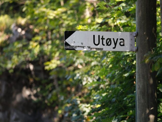 A sign shows the direction to Utoeya island in Tyrifjorden lake near Sundvollen July 30, 2011. Norwegians united in mourning on Friday as the first funerals were held a week after anti-Islam extremist Anders Behring Breivik massacred 77 people in attacks that traumatised the nation.   REUTERS/Wolfgang Rattay  (NORWAY - Tags: CIVIL UNREST CRIME LAW)